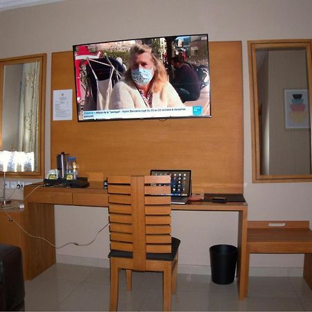 Gold Hotel Bafang Bagian luar foto