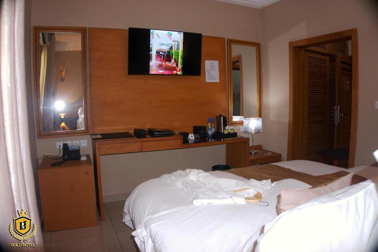 Gold Hotel Bafang Bagian luar foto
